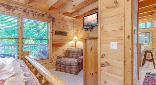 Gentle Ben’s Den, 4 Bedrooms, Pool Access, Air Hockey, WiFi, Sleeps 12