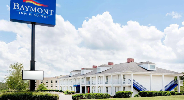 Кровать в общем номере Baymont by Wyndham Grenada
