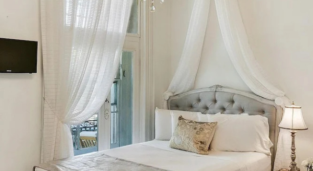 Номер Royal с балконом French Quarter Mansion