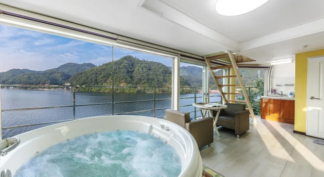 Номер Standard c 1 комнатой с балконом и с видом на реку Gapyeong Clubviva Spa Pension