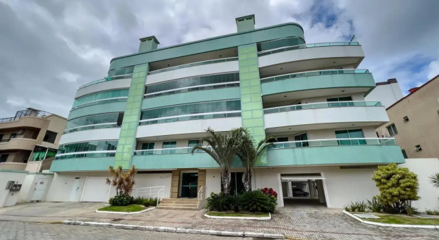 013 - Excelente apto com 03 dormitórios, a 150m da praia de Bombas