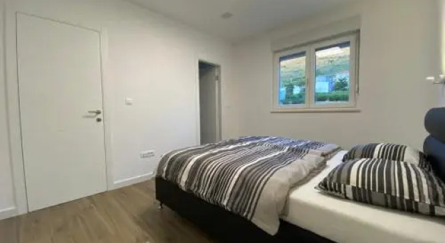 Apartment Slavka, Varaa Huoneisto Hotellit Strožanac pysäköinnillä, Pysäköinti