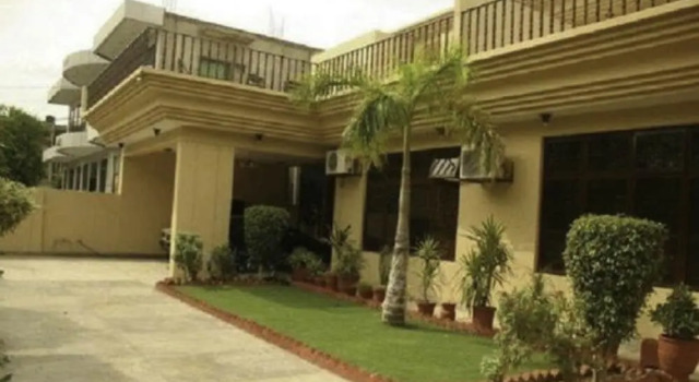 Step Inn Guest House, Reservar Casa de hóspedes Hotéis em Lahore com estacionamento, Estacionamento