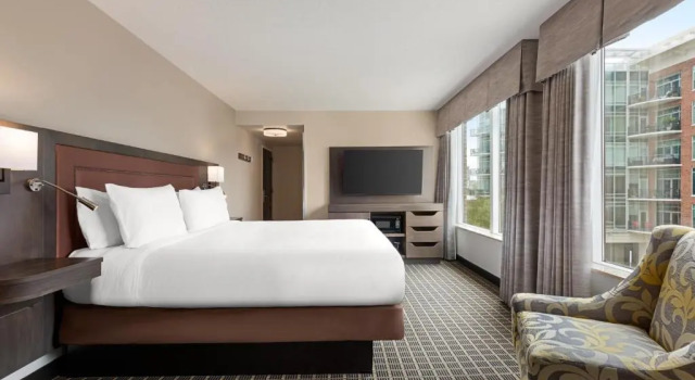 Номер Standard с видом на реку Hampton Inn & Suites Greenville-Downtown-Riverplace