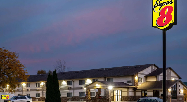 Super 8 by Wyndham Waverly, Book Mini-hotel Hoteller i Waverly med parkering, Parkering