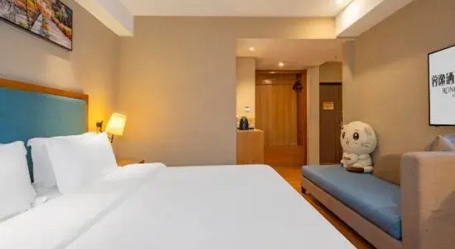 Люкс Deluxe Yiyi Hotel (Chengdu West Railway Station Peifeng Road Subway Station)