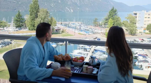 Семейный номер Standard с видом на озеро Logis Hôtel & Spa Marina dAdelphia
