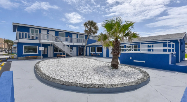Studio Suite Queen Bed Kitchen Walk In Shower 3, Забронировать Отель Дейтона-Бич Daytona Beach Area, рядом с Церковь для автомобилей в Дейтона-Биче