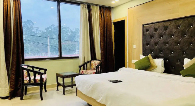 Hotel November, At Zirakpur Bus Stand, Varaa Hotelli Chandigarh 