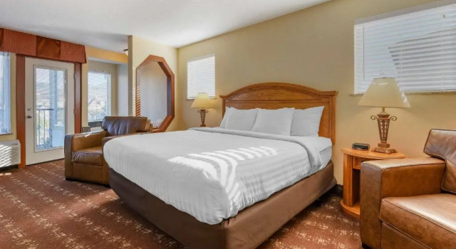Люкс Kathryn Riverfront Inn, an Ascend Collection Hotel