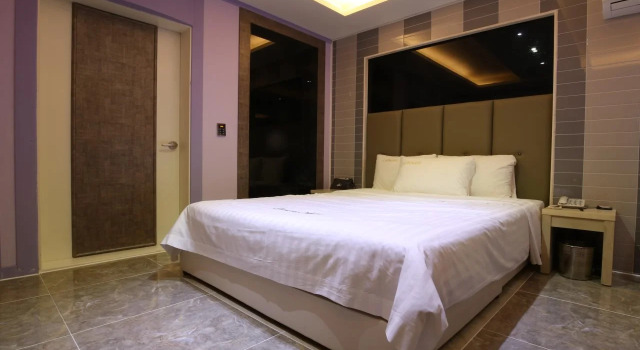 Show Hotel