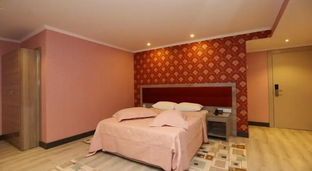 Люкс с видом на бассейн Mora Hotel