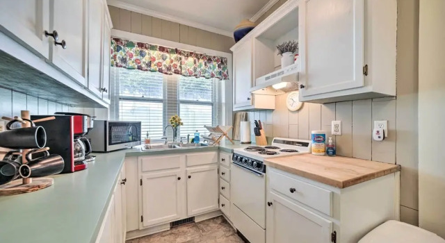 Коттедж Quaint Home with Porch in Downtown Waynesville!
