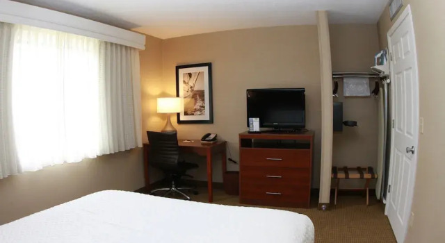 Четырёхместный люкс Standard с 2 комнатами Budget Host Inn & Suites