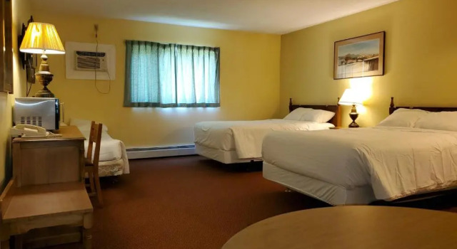 Четырёхместный номер Standard Englehart Inn