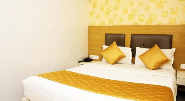 Кровать в общем номере Hotel Elite Continental- Near Mumbai International Airport Andheri East