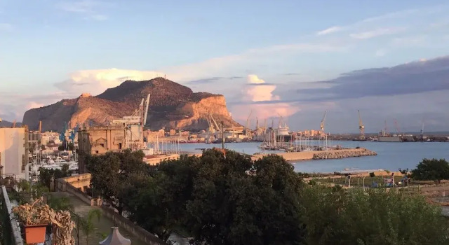 Апартаменты Amazing Sea View in Historic Building in Downtown by Wonderful Italy