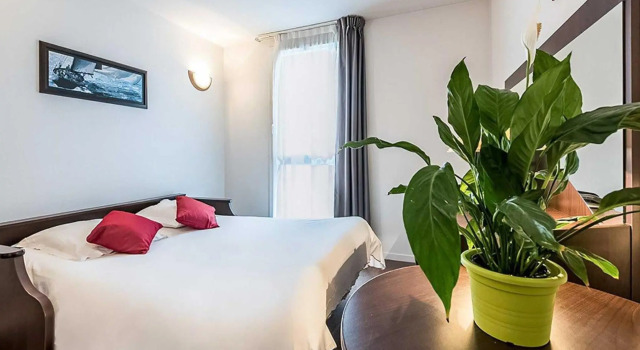 Люкс Comfort Suites Pau Idron