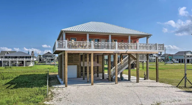 Ocean View + Wraparound Deck: Crystal Beach Home!, Boek Vakantiehuis Crystal Beach Houston