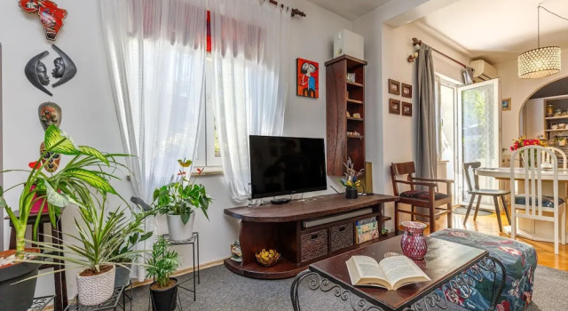Cozy Home with Private Garden - Happy Rentals, Забронировать Отель Отели Приморско-Горанской жупания 3 звезды, 3*