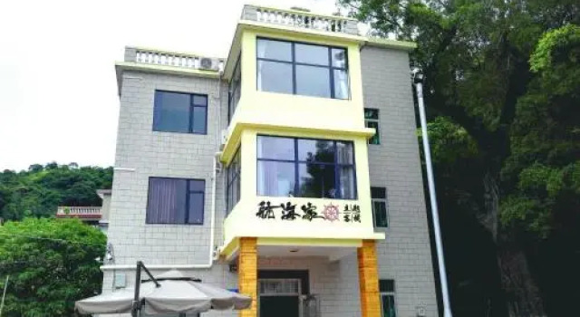 West Bay Navigator Pirate Theme Inn