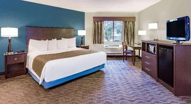 Люкс Deluxe AmericInn by Wyndham Hotel and Suites Long Lake