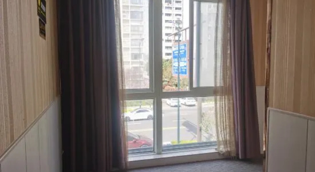 Zhihe E-sports Hotel (Yancheng Golden Eagle Shopping Center Julong Lake Store)