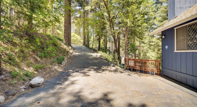 Коттедж с 3 комнатами с балконом Twin Peaks Cabin Less Than 4 Mi to Lake Arrowhead!