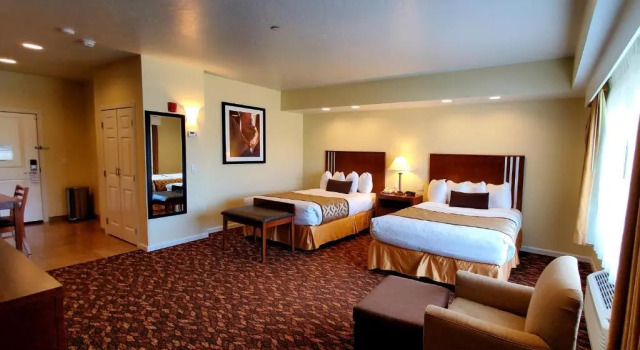 Четырёхместный номер Standard с видом на горы Best Western Plus Northwoods Inn
