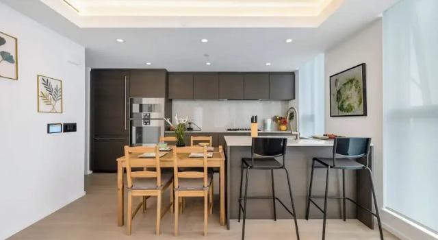 Апартаменты Chic Urban Stylish Condo in Downtown V