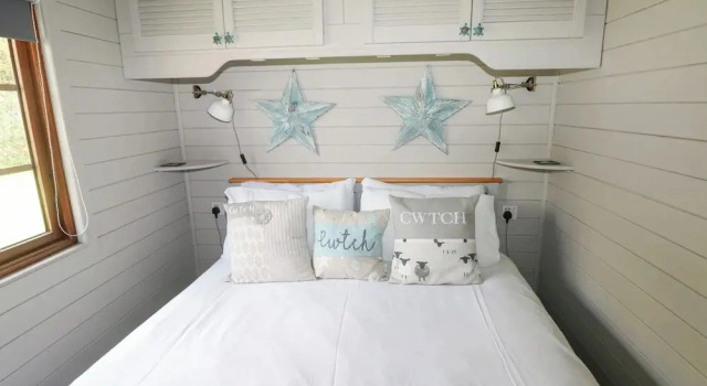 Touchwood Lodge, Book Feriehus Llandyfriog Glamorgan