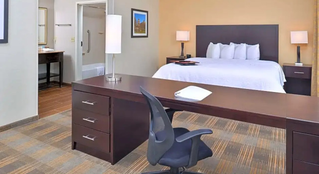 Двухместный люкс Hampton Inn & Suites California University-Pittsburgh