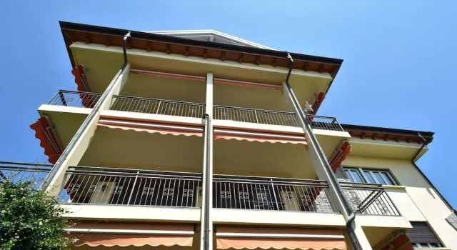 Apartment in a Prime Location on Lake Maggiore, Забронировать Апартаменты/квартира Отели Вербания с парковкой, рядом с Ботанические сады Виллы Таранто, Парковка