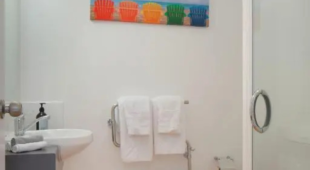 Ocean View Beach Escape - Top Floor Apartment, Mt Maunganui Base