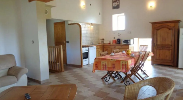 Gîte Lumineux avec Terrain Privatif et Terrasse - Idéal pour Activités de Plein Air ! - FR-1-496-145, Réserver Hôtel Chuyer Auvergne