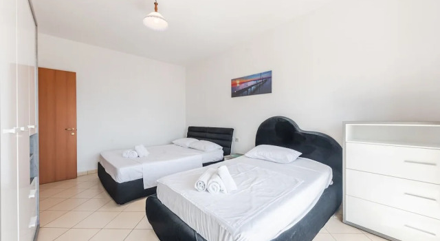 Central Main Square Apartment, Rezerwuj Apartament Hotele w Durres County z parkingiem, Parking