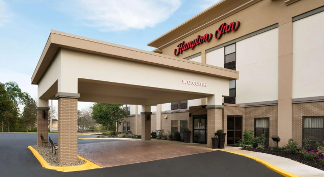 Кровать в общем номере Hampton Inn Battle Creek