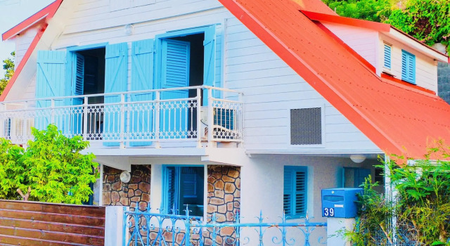 Location Maison Bleue avec piscine privative au Carbet Martinique, Rezerwuj Hotel Hotele w Saint-Pierre z parkingiem, Parking