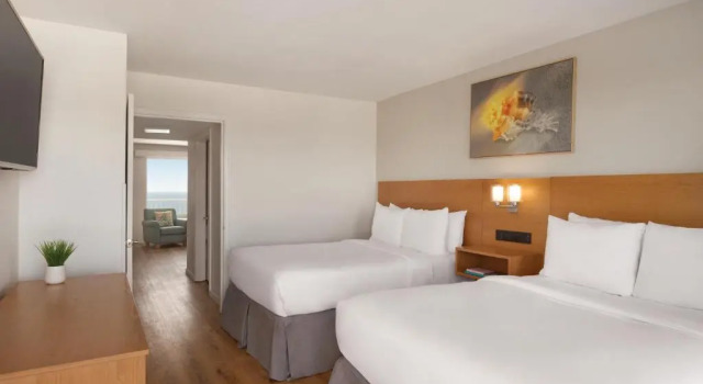 Люкс с 2 комнатами Radisson Beachfront Hotel - Panama City Beach