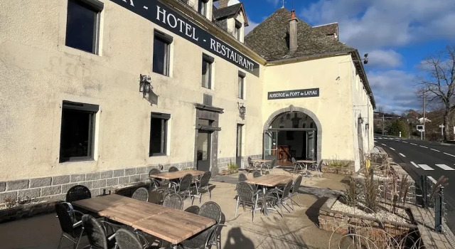 Auberge du Pont de Lanau, Book Hostel / Vandrerhjem Hostels i Cantal, Hostel / Vandrerhjem