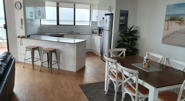 Апартаменты Deluxe Broadwater Shores Waterfront Apartments