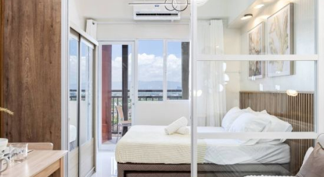 Студия Elegant Wood-accent Studio With Balcony