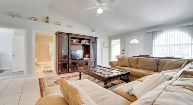 Fenced Yard & Game Room: Family Home in Kissimmee!, Book Feriehus Villaer i Florida, Villa