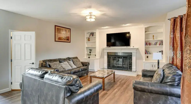 Des Moines Suburb Stay w/ Spacious Layout & Deck!, Rezerwuj Dom wakacyjny Hotele w Iowa z parkingiem, Parking