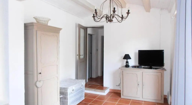 House With one Bedroom in Barjols, With Private Pool, Enclosed Garden, Забронировать Отель Отели Баржоль с парковкой, Парковка