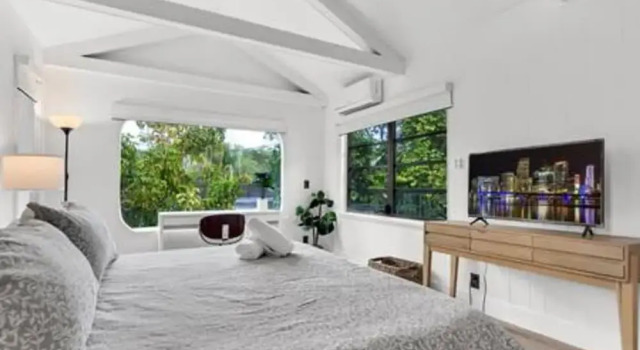 Коттедж 1720 Wa Kee 2A Luxurious 4BR 3BA Retreat in Coconut Grove w Pool