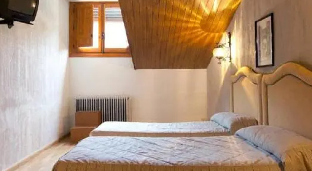 Четырёхместный номер Standard Hotel Resort Cueva del Fraile
