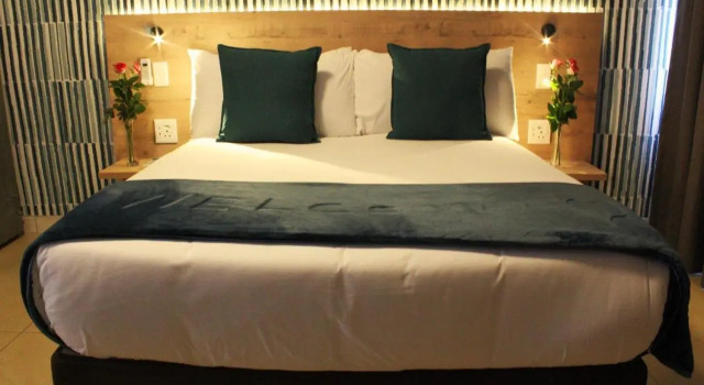Bayside Self Catering and Hotel 14 Monty Naicker Pinestreet Durban, Забронировать Отель Отели Дурбана 3 звезды, рядом с Здание старого суда, 3*