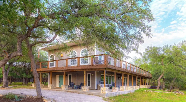 Willie's Hill Country Hideaway - Stay for 8 With Hot Tub & Fire Pit