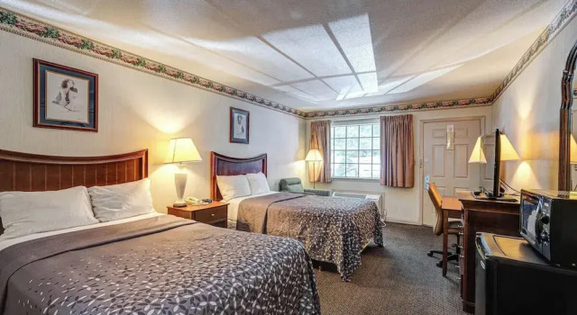 Четырёхместный номер Standard Northgate Inn by Townhouse Hattiesburg I-59